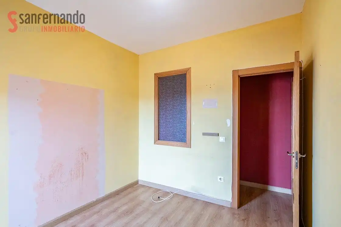 Habitación de Piso en venta en Torrelavega  con Calefacción y Balcón