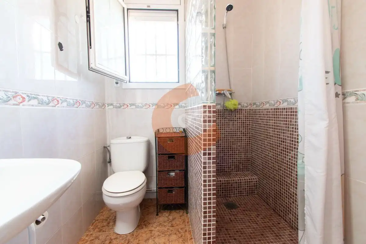 Bany de Casa o xalet en venda en Santa Oliva amb Jardí privat, Terrassa i Traster