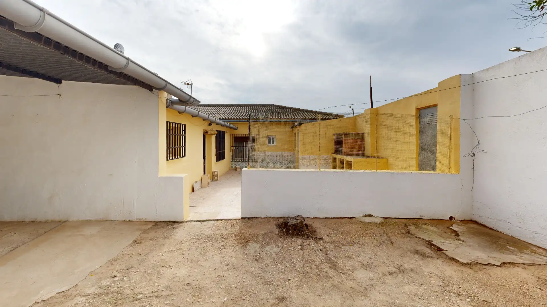 Vista exterior de Casa adosada en venta en Hellín con Jardín privado, Trastero y Amueblado
