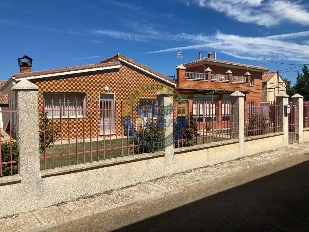 Exterior view of Houses for sale in Villanueva de las Manzanas, León