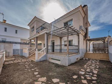 Villa con balcone in vendita a Calle del Olivo