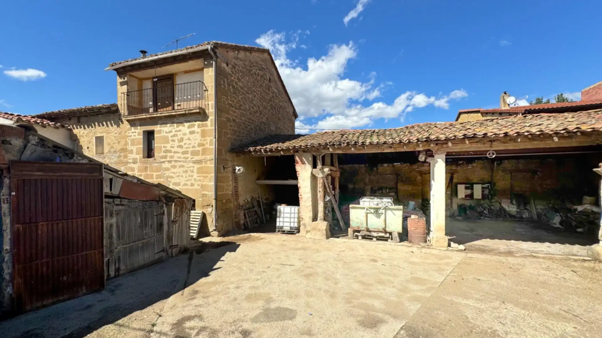 Außenansicht von Wohnung zum Verkauf in Sajazarra mit Privatgarten, Terrasse und Balkon