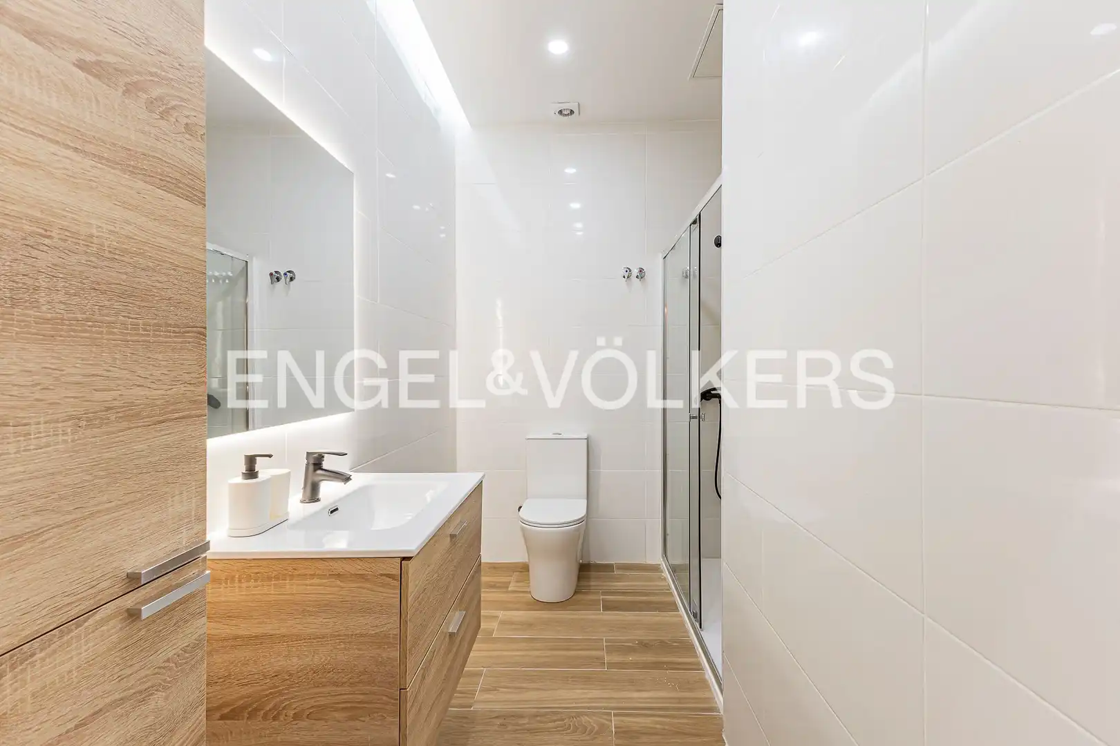 Bany de Apartament en venda en Barcelona amb Aire condicionat i Calefacció