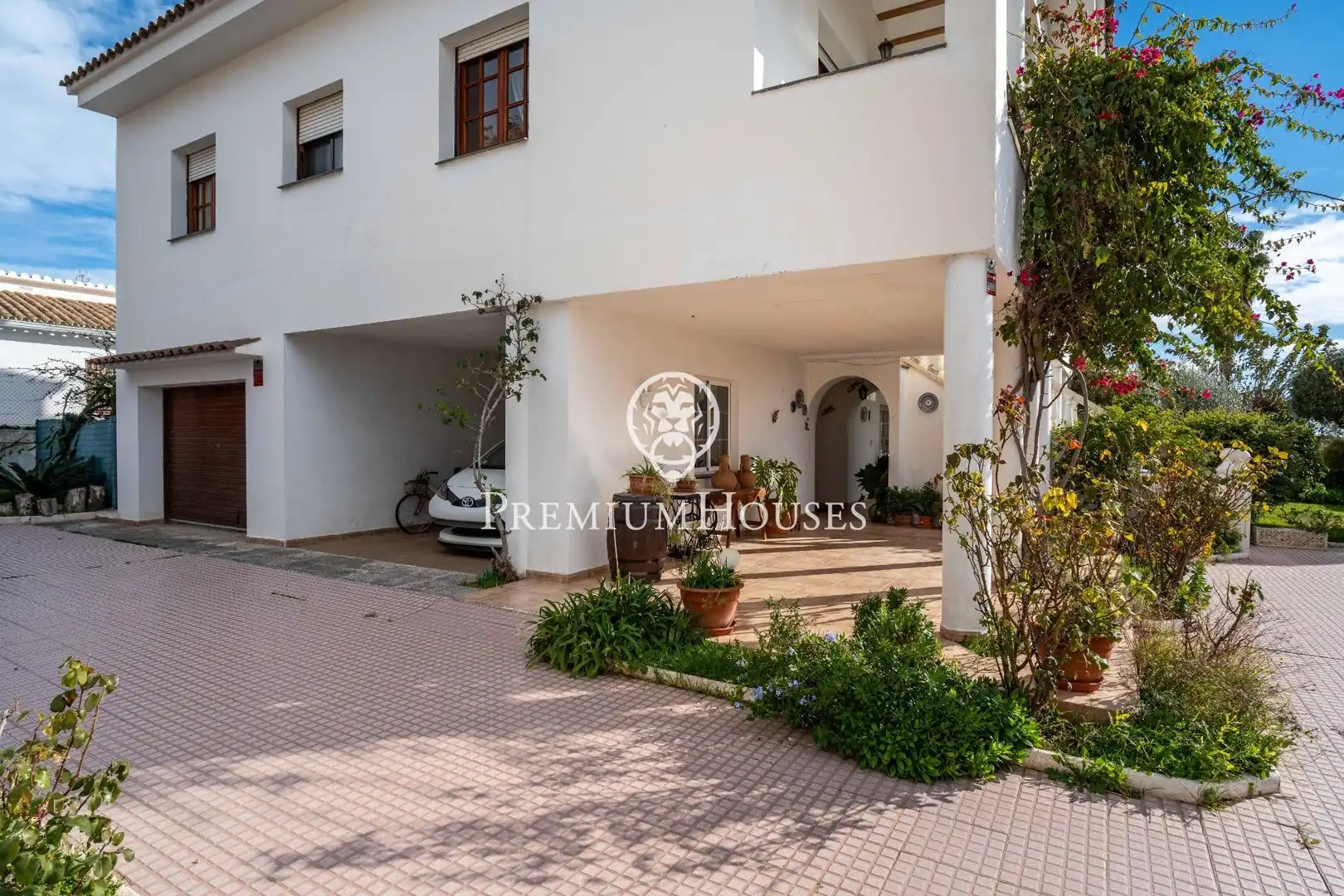 Vista exterior de Casa o xalet en venda en Vilanova i la Geltrú amb Calefacció, Jardí privat i Terrassa