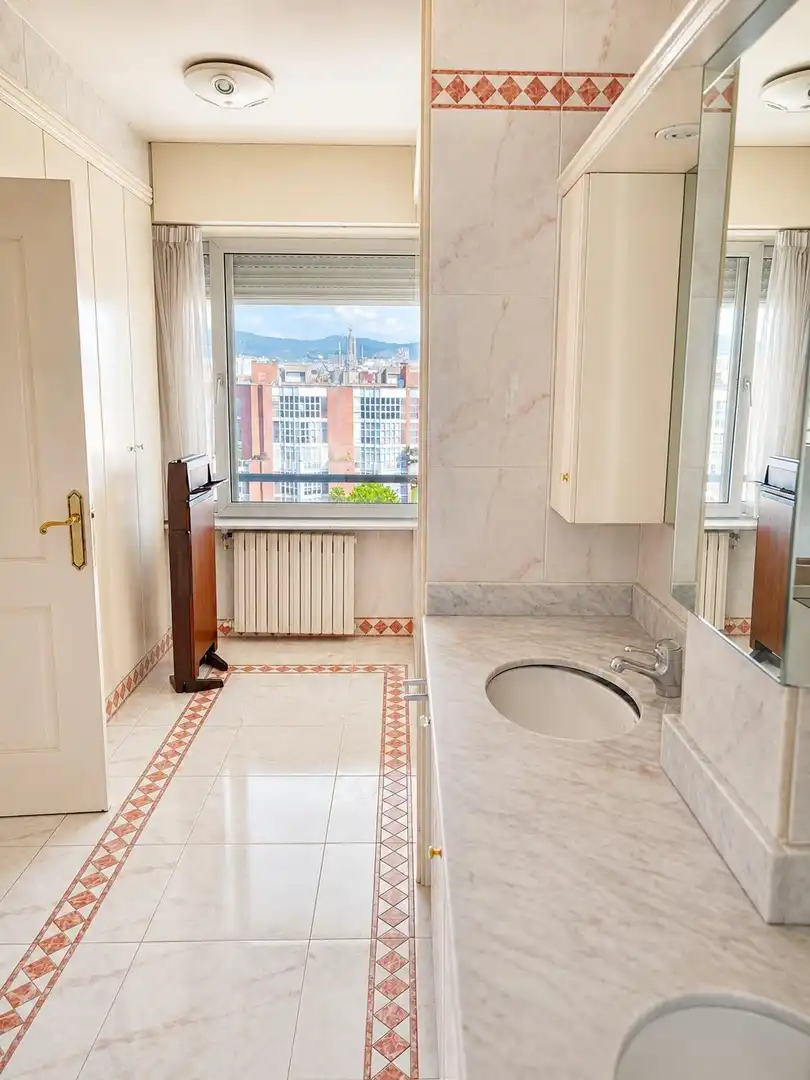 Bany de Pis en venda en Barcelona amb Jardí privat i Parquet