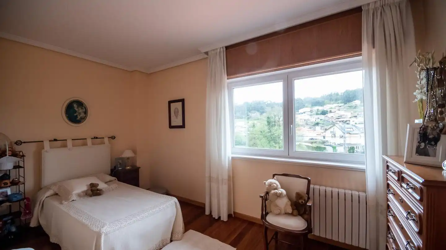 Dormitori de Casa o xalet en venda en Culleredo amb Jardí privat, Terrassa i Traster