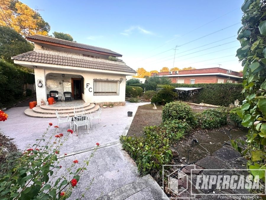 Exterior view of House or chalet for sale in Paterna  with Air Conditioner, Terrace and Storage room