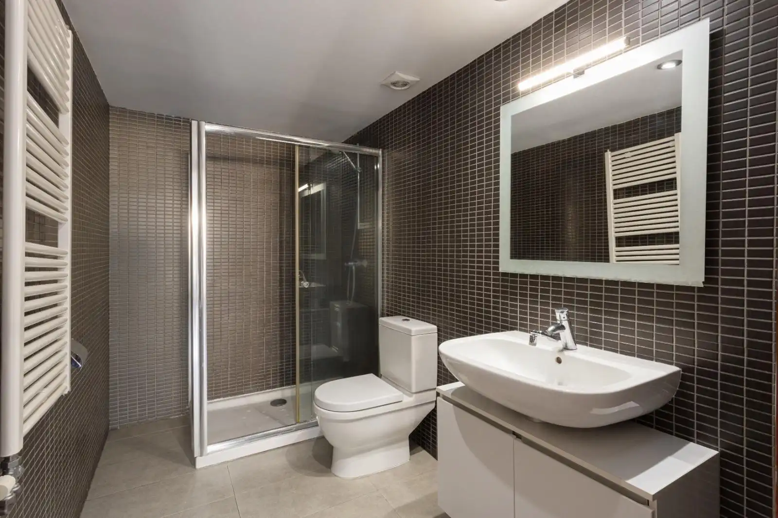 Baño de Apartamento en venta en Figueres con Calefacción y Parquet