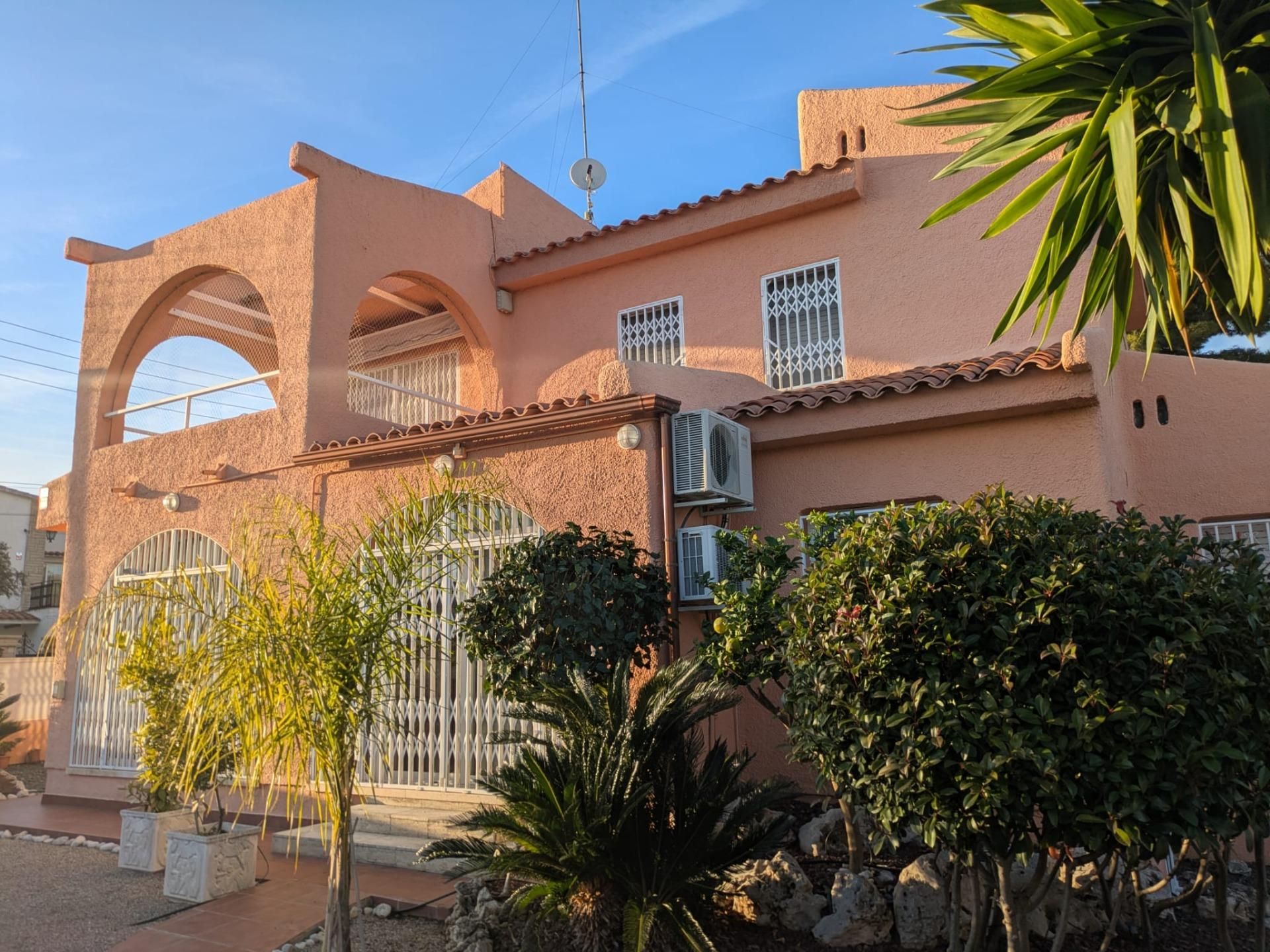 Vista exterior de Casa o xalet en venda en Calafell amb Aire condicionat, Jardí privat i Parquet