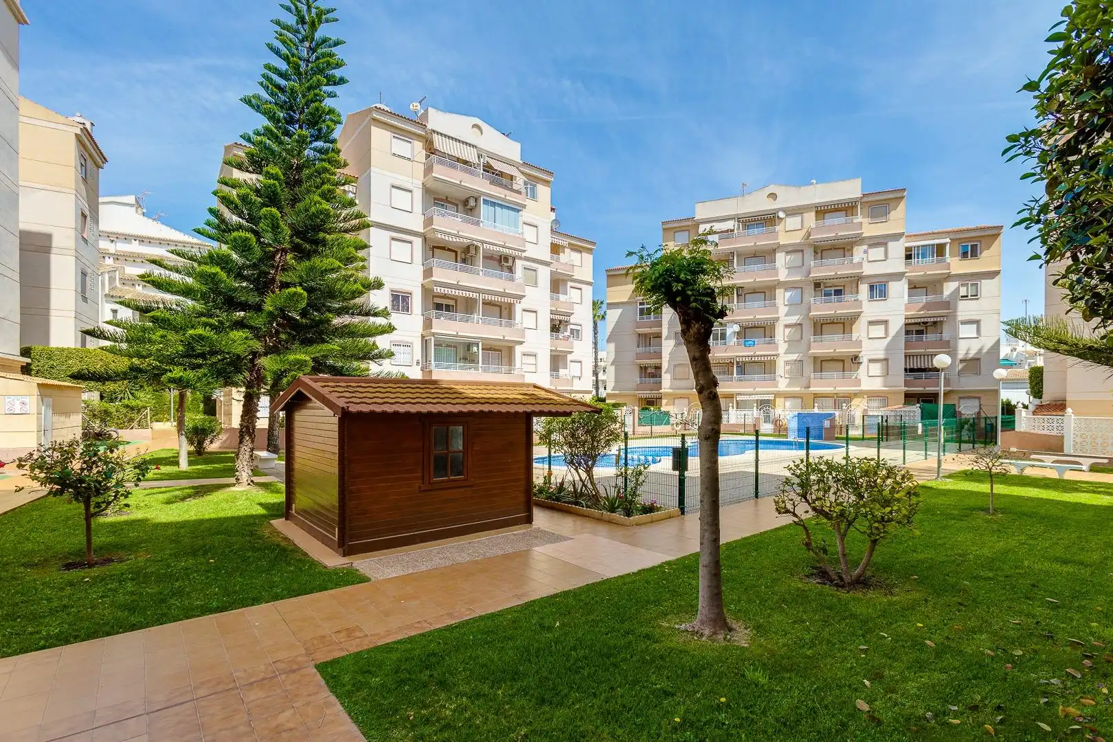 Vista exterior de Apartamento en venta en Torrevieja con Terraza, Amueblado y Piscina comunitaria