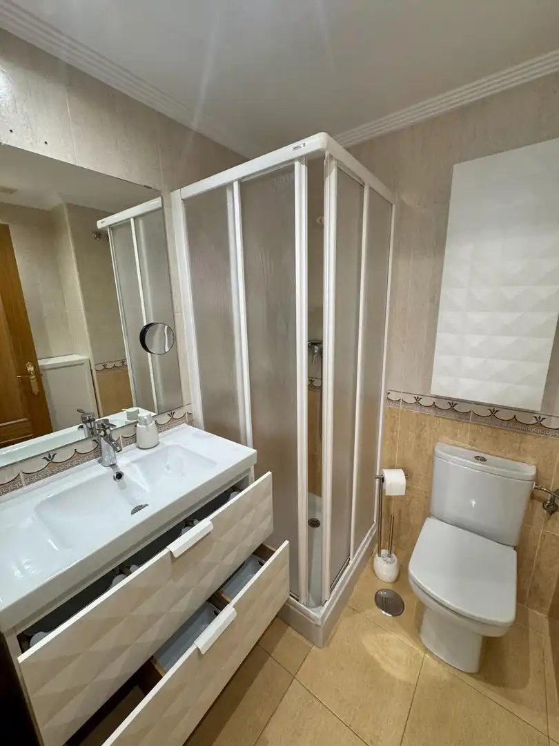 Badezimmer von Wohnungen zur Miete in Gozón mit Heizung