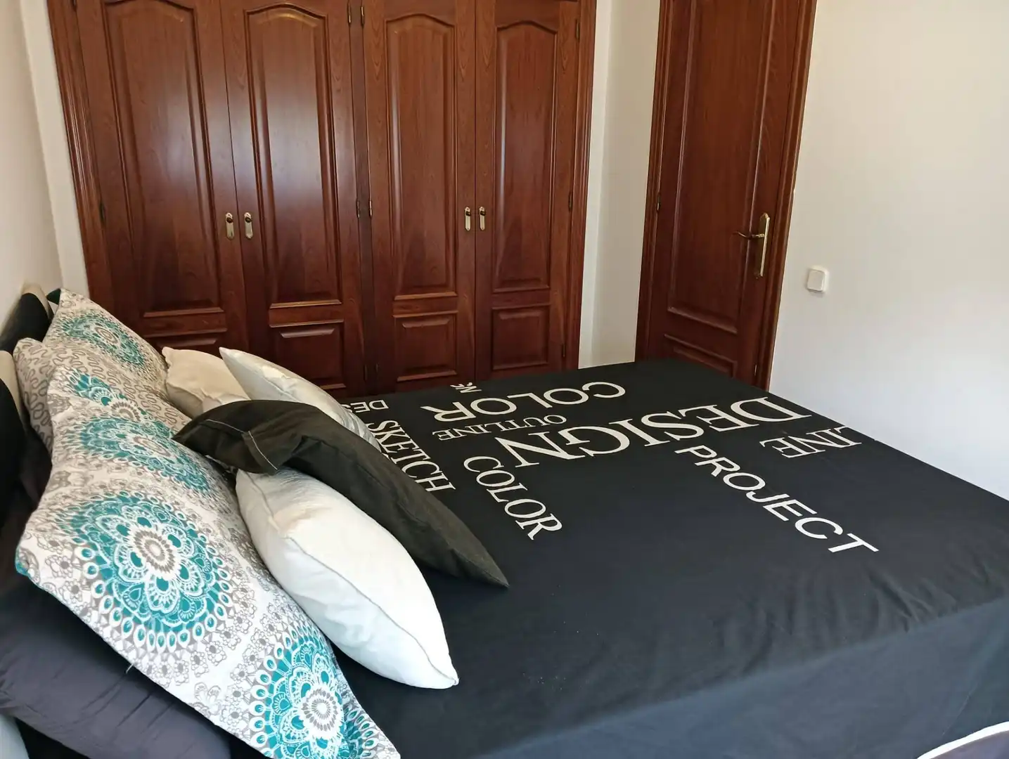 Habitación de Casa adosada en venta en Vilanova i la Geltrú con Aire acondicionado, Calefacción y Jardín privado