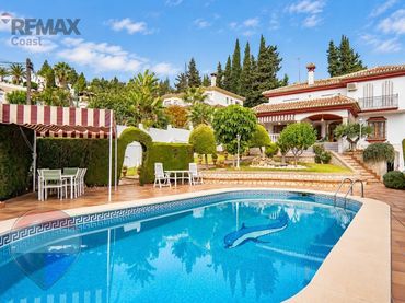 Chalet con balcón en venta en Calle Java