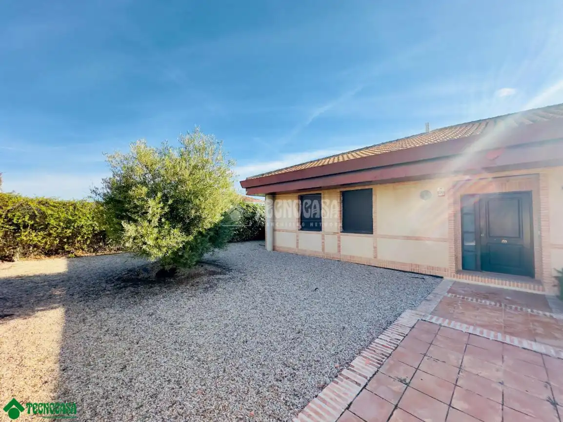 Vista exterior de Casa o chalet en venta en Layos con Calefacción y Jardín privado
