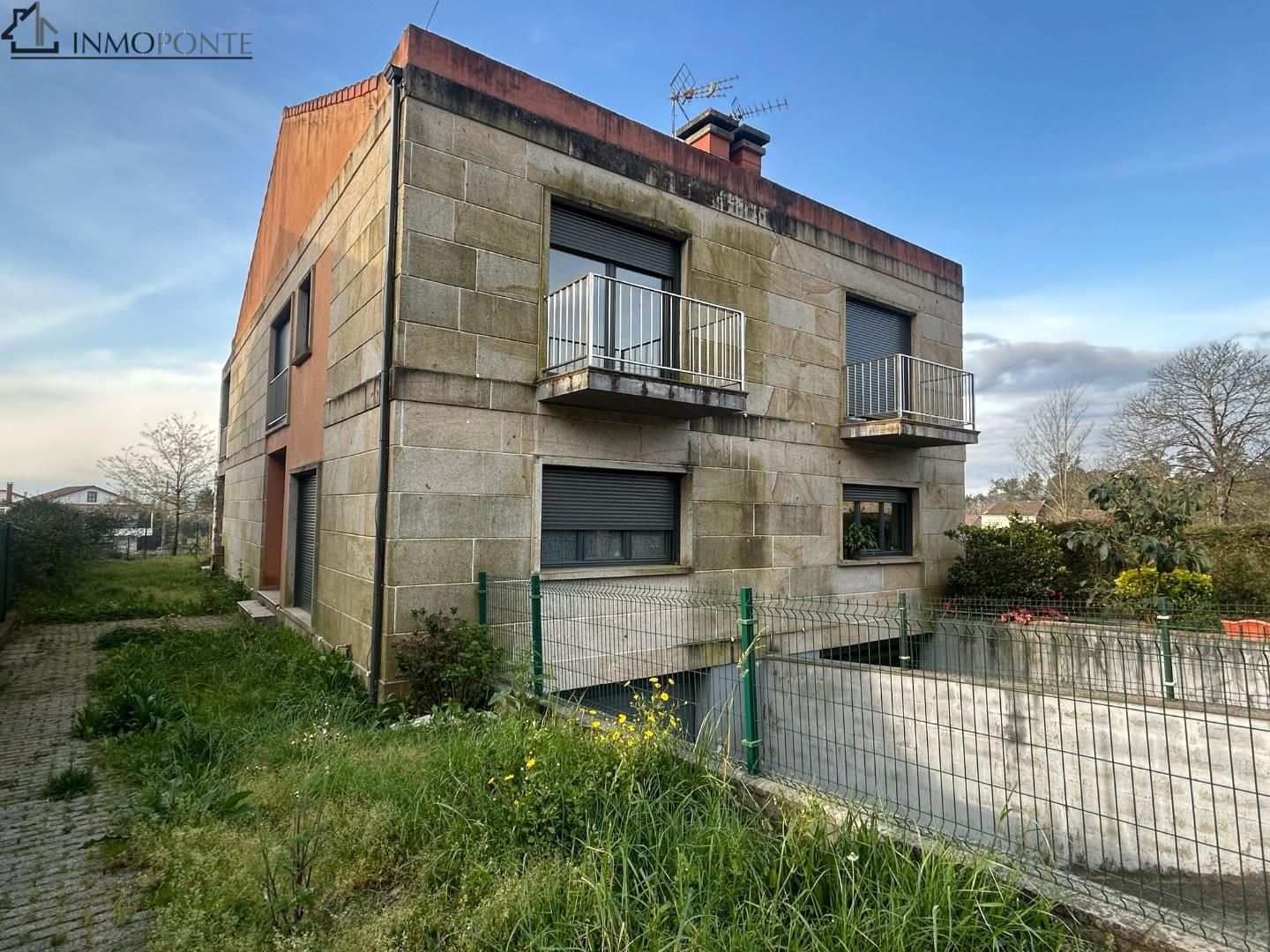 Vista exterior de Casa adosada en venda en Ponteareas amb Jardí privat