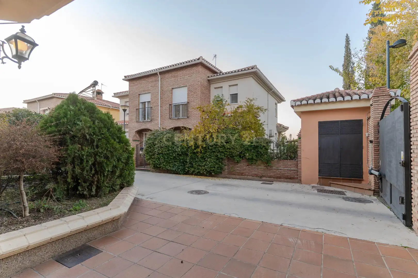 Vista exterior de Casa adosada en venda en La Zubia amb Aire condicionat, Jardí privat i Traster
