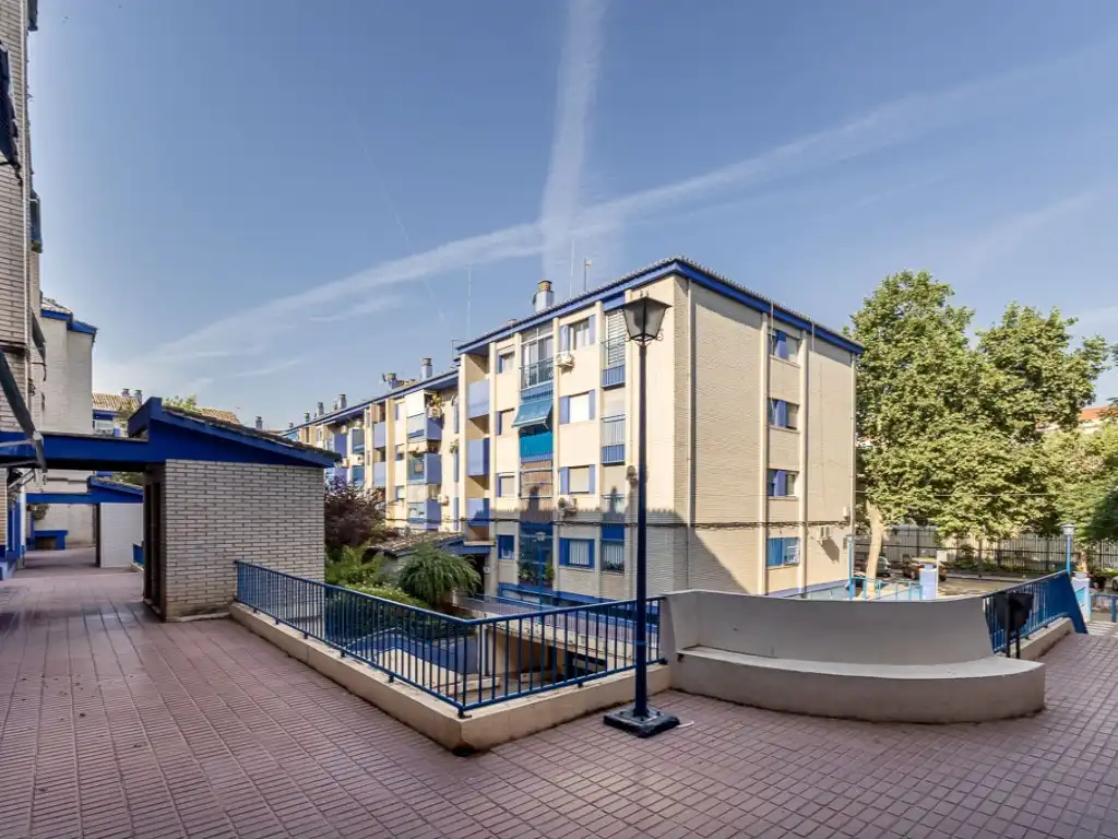 Vista exterior de Pis en venda en Granada amb Calefacció