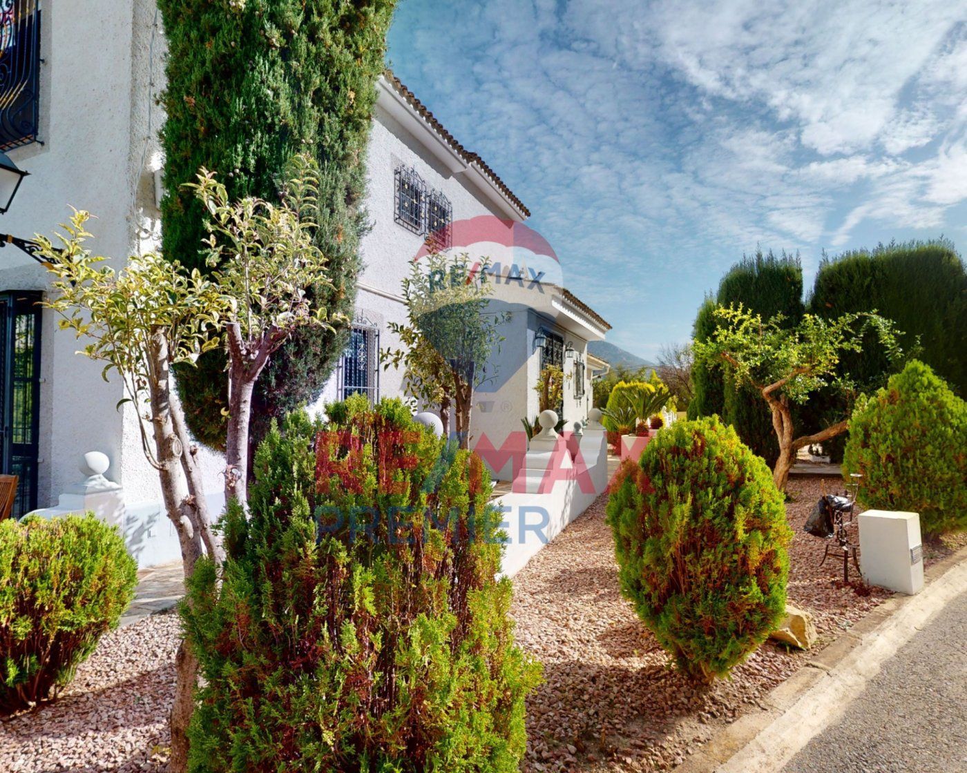 Vista exterior de Casa o xalet en venda en El Castell de Guadalest amb Aire condicionat, Jardí privat i Terrassa