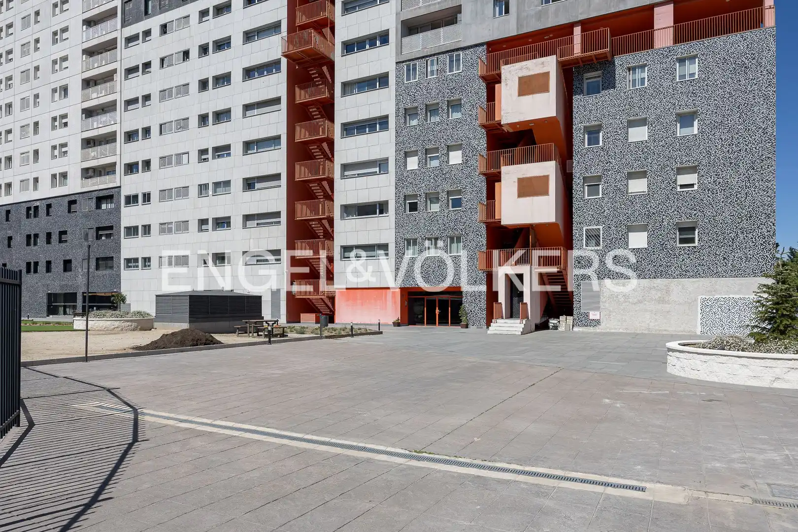 Vista exterior de Piso en venta en Madrid con Calefacción, Trastero y Piscina