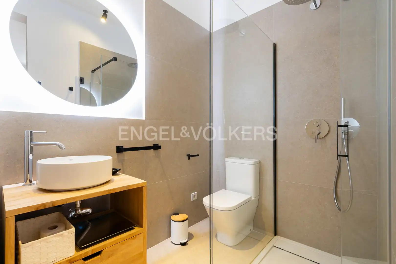 Bathroom of Flat for rent in Madrid  with Air Conditioner, Heating and Furnished