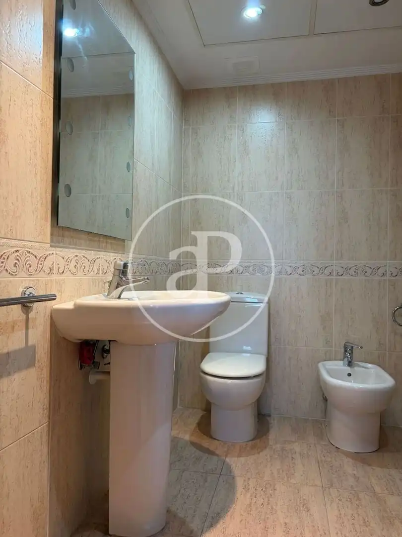 Baño de Piso de alquiler en Valencia con Aire acondicionado, Calefacción y Jardín privado
