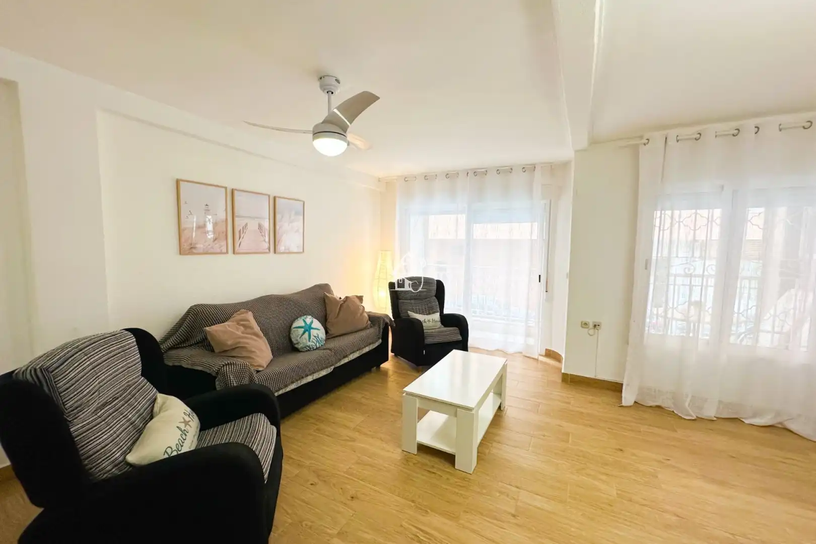 Sala d'estar de Apartament de lloguer en Torrevieja amb Terrassa, Moblat i Forn