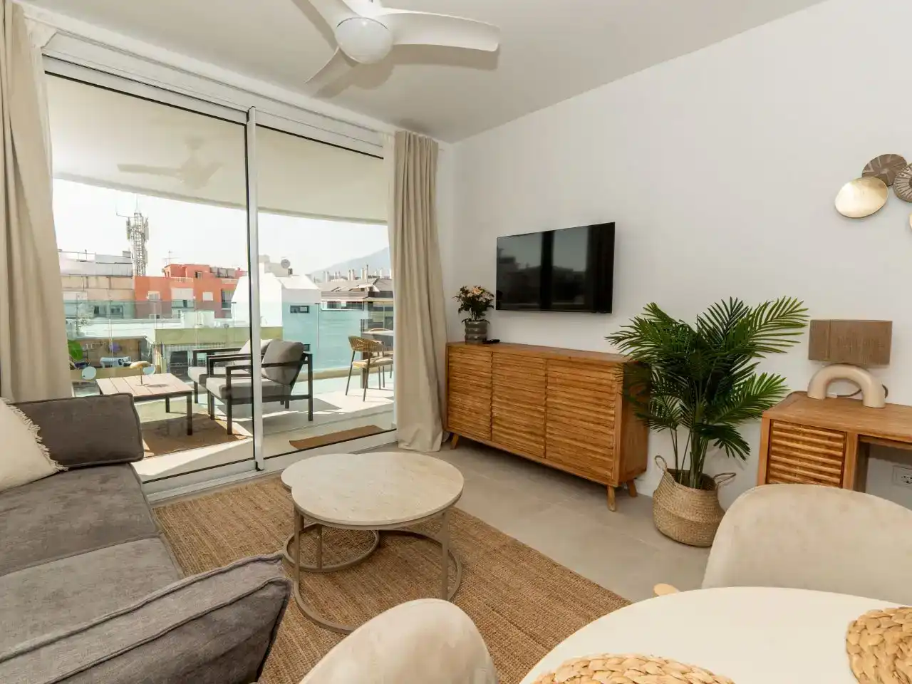 Sala d'estar de Apartament de lloguer en Fuengirola amb Aire condicionat, Piscina i Balcó