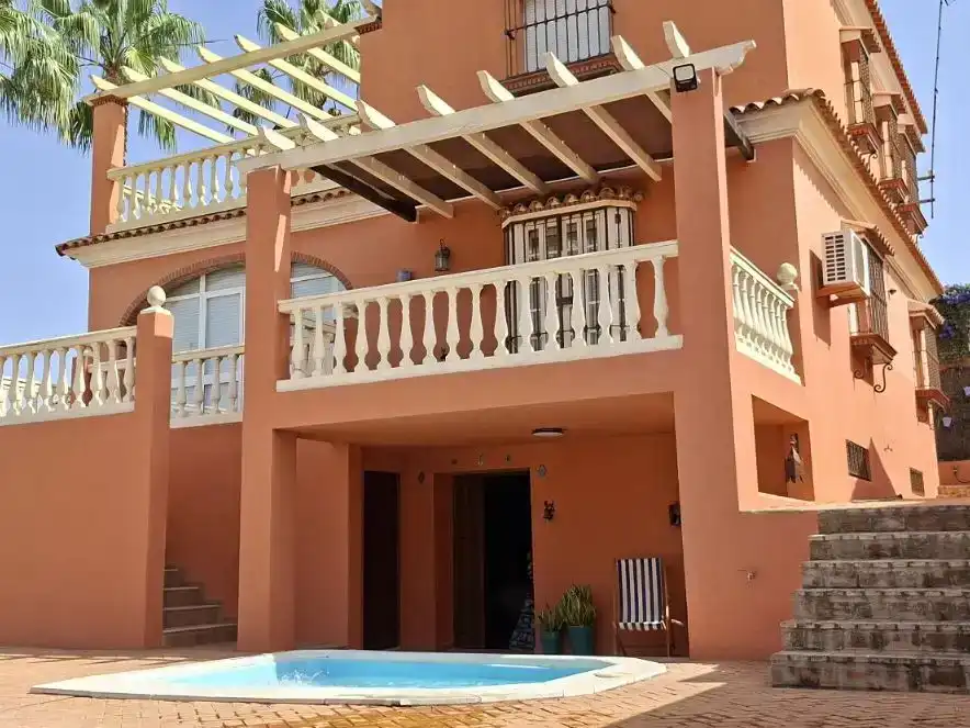 Vista exterior de Casa o chalet en venta en Salteras con Aire acondicionado, Piscina y Balcón