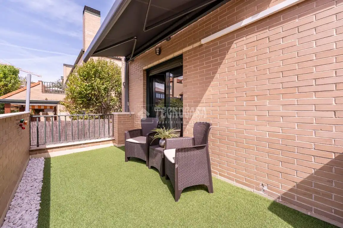 Terraza de Casa adosada en venta en Paracuellos de Jarama con Aire acondicionado, Calefacción y Jardín privado