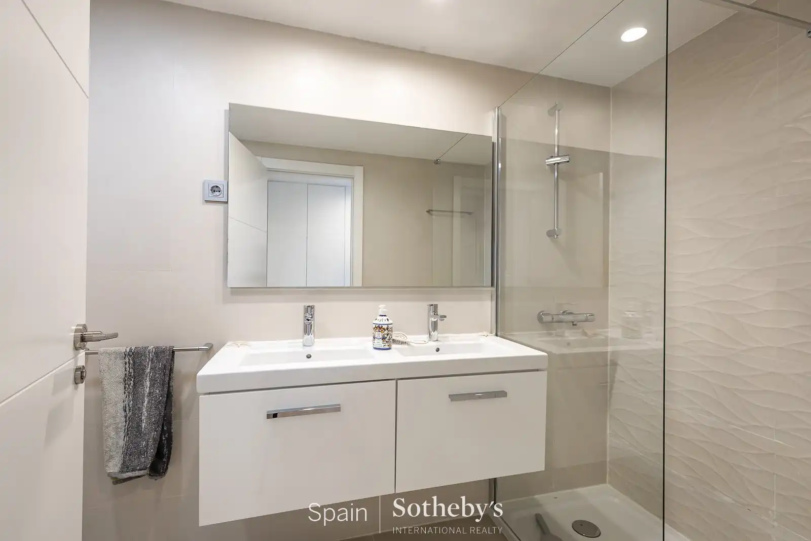 Bany de Apartament en venda en Sitges amb Aire condicionat, Jardí privat i Jacuzzi