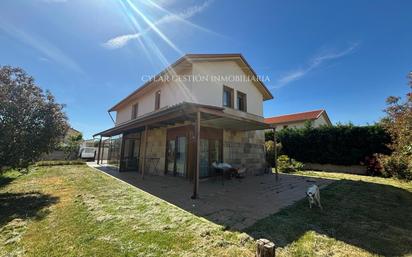 Vista exterior de Casa o xalet en venda en Castellanos de Moriscos amb Piscina