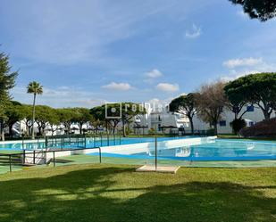 Piscina de Apartament de lloguer en Chiclana de la Frontera amb Aire condicionat, Jardí privat i Traster