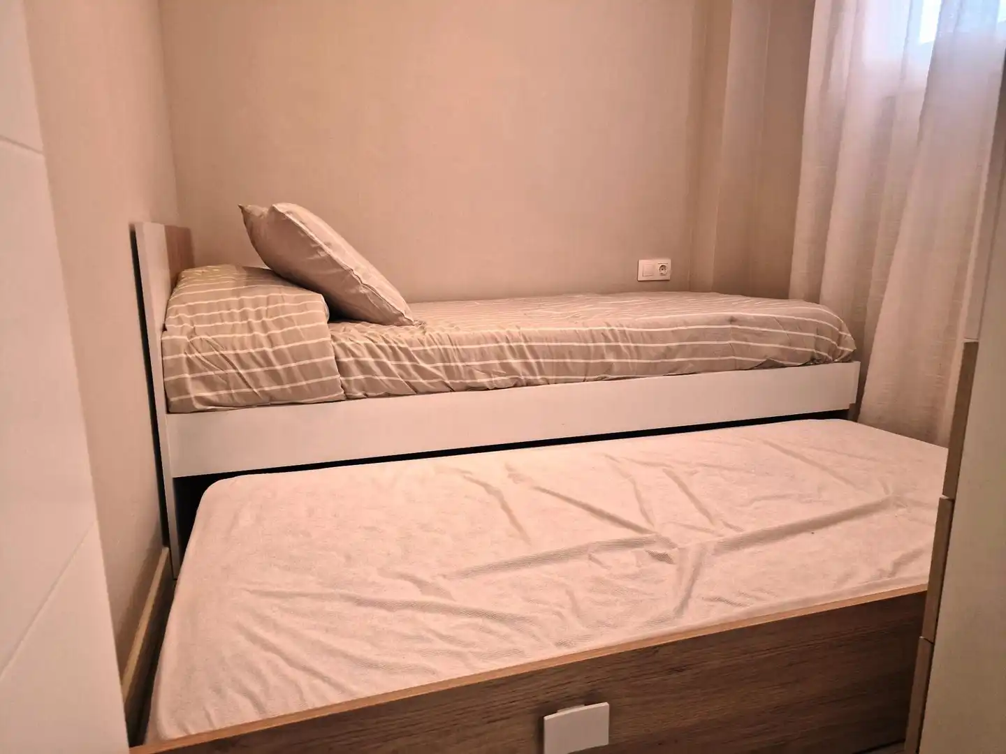 Dormitori de Apartament de lloguer en Cambrils amb Aire condicionat, Terrassa i Moblat