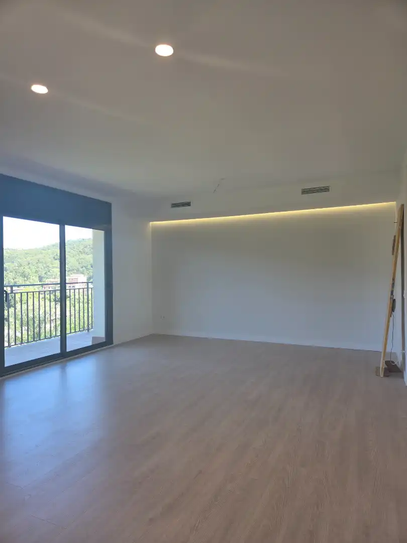 Sala d'estar de Casa o xalet en venda en Torrelles de Llobregat amb Aire condicionat, Calefacció i Jardí privat
