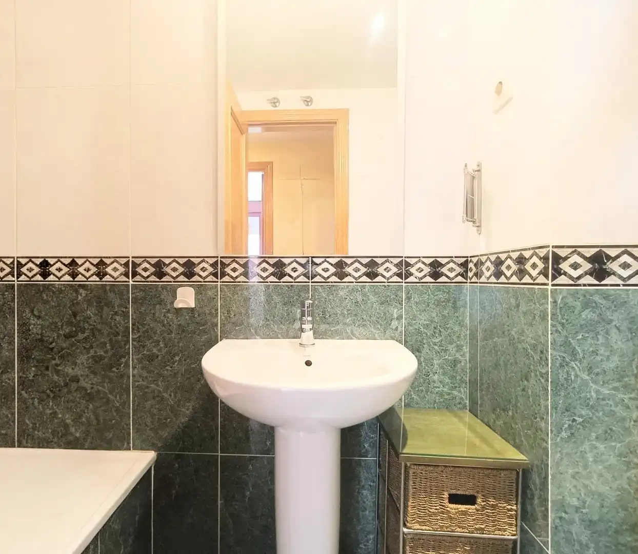 Bathroom of Flat for rent in Madrid  with Heating, Parquet flooring and Storage room