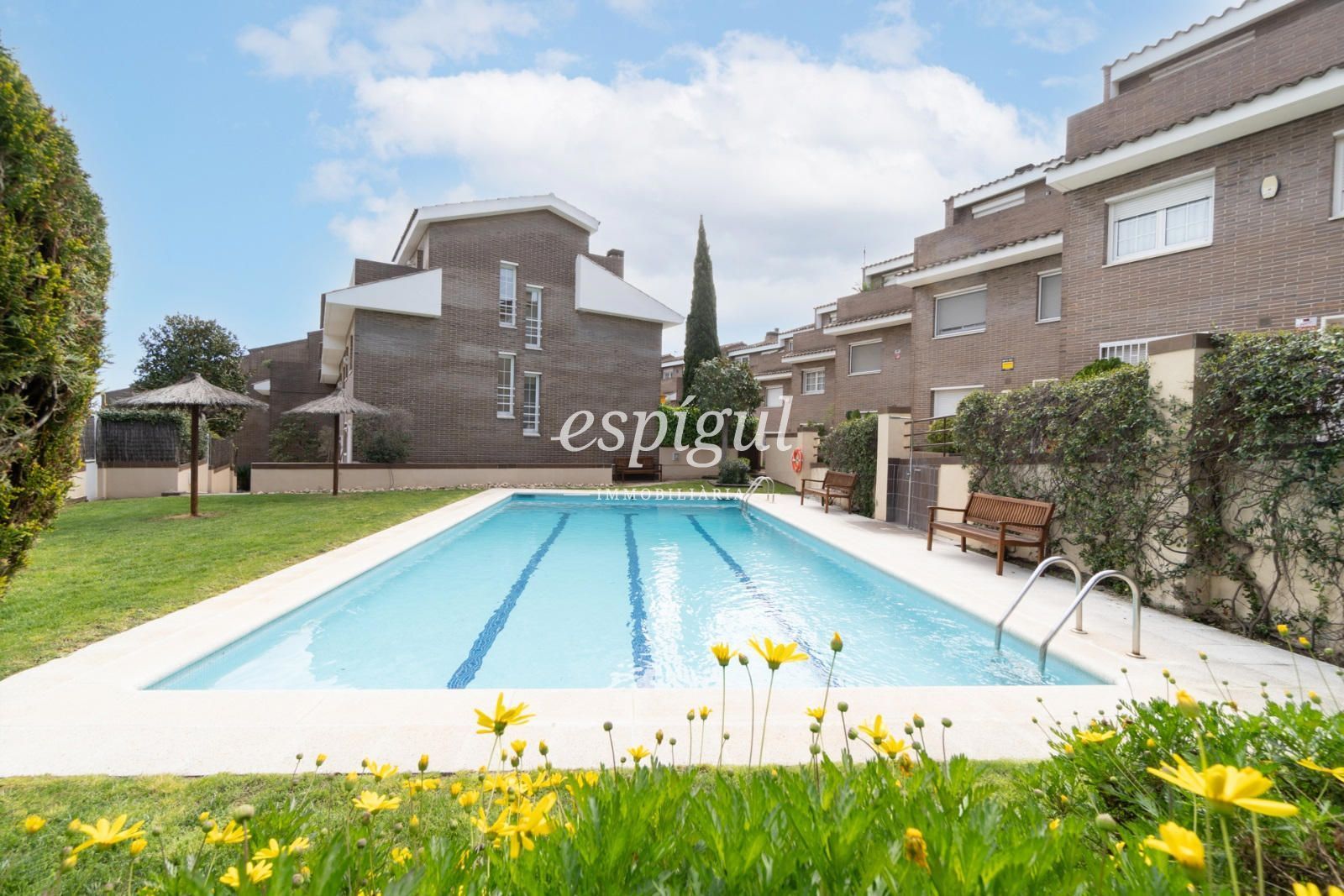 Piscina de Casa adosada en venda en Sant Cugat del Vallès amb Aire condicionat, Calefacció i Jardí privat