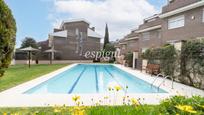 Swimming pool of Single-family semi-detached for sale in Sant Cugat del Vallès  with Air Conditioner, Heating and Private garden