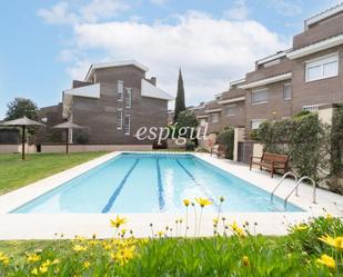 Swimming pool of Single-family semi-detached for sale in Sant Cugat del Vallès  with Air Conditioner, Heating and Private garden