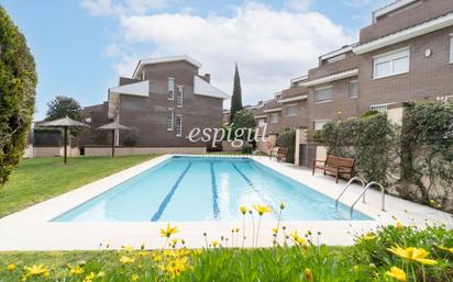Piscina de Casa adosada en venda en Sant Cugat del Vallès amb Aire condicionat, Calefacció i Jardí privat
