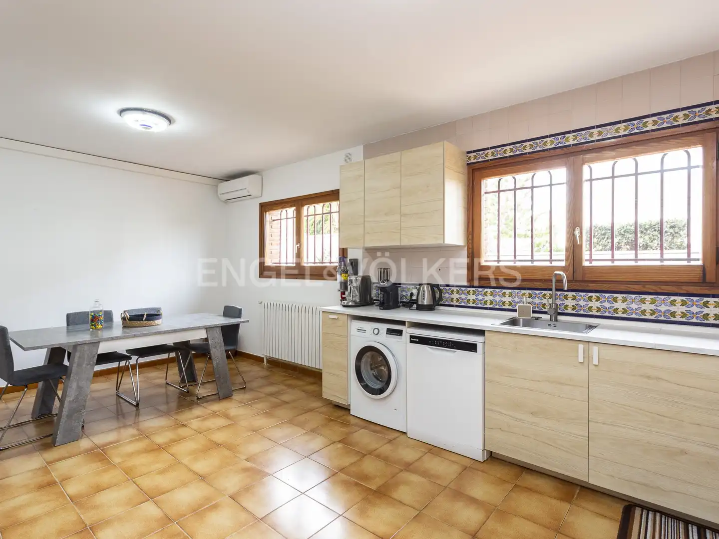 Cuina de Casa o xalet en venda en Vilanova i la Geltrú amb Calefacció, Jardí privat i Terrassa