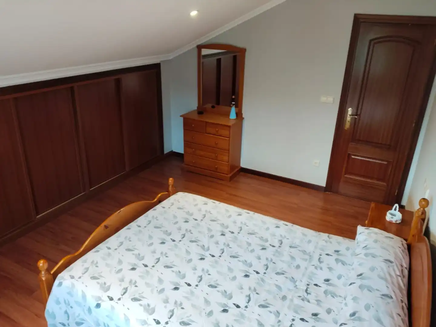 Schlafzimmer von Dachboden zur Miete in Santiago de Compostela  mit Terrasse, Abstellraum und Schwimmbad