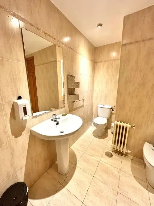 Bathroom of Flat for rent in Madrid  with Air Conditioner, Heating and Parquet flooring