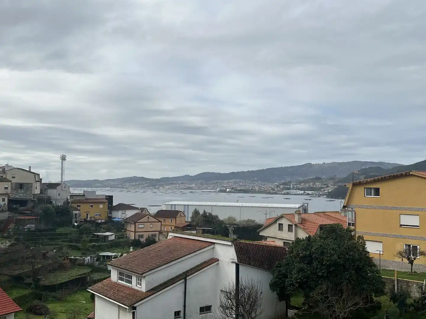 Vista exterior de Apartamento en venta en Redondela con Parquet y Amueblado