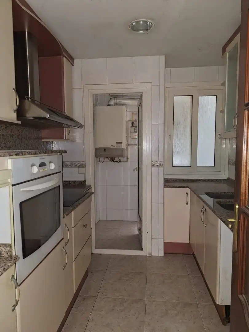 Küche von Wohnung zum Verkauf in Sabadell mit Klimaanlage, Heizung und Balkon
