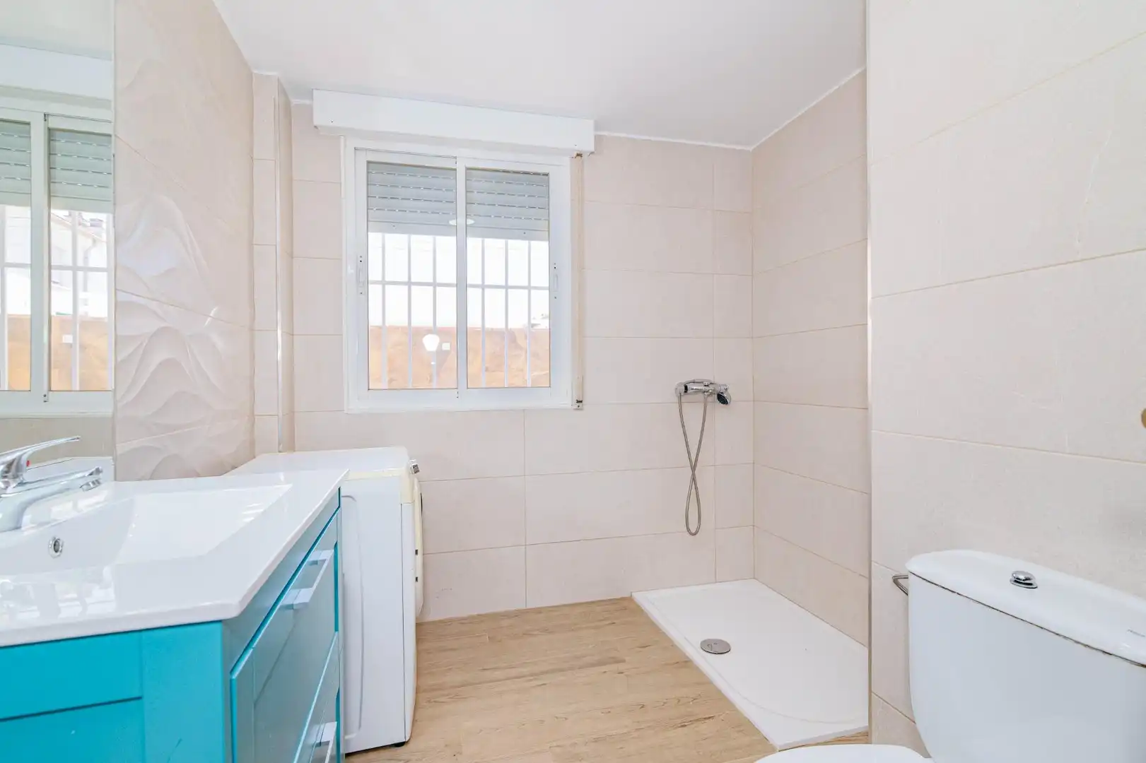 Bathroom of Detached homes for sale in Cúllar Vega  with Storage room and Alarm
