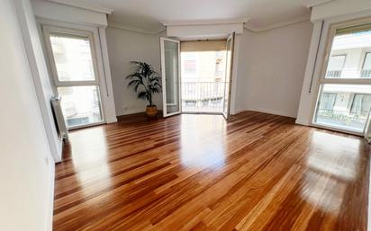 Sala d'estar de Pis en venda en Donostia - San Sebastián  amb Calefacció i Balcó