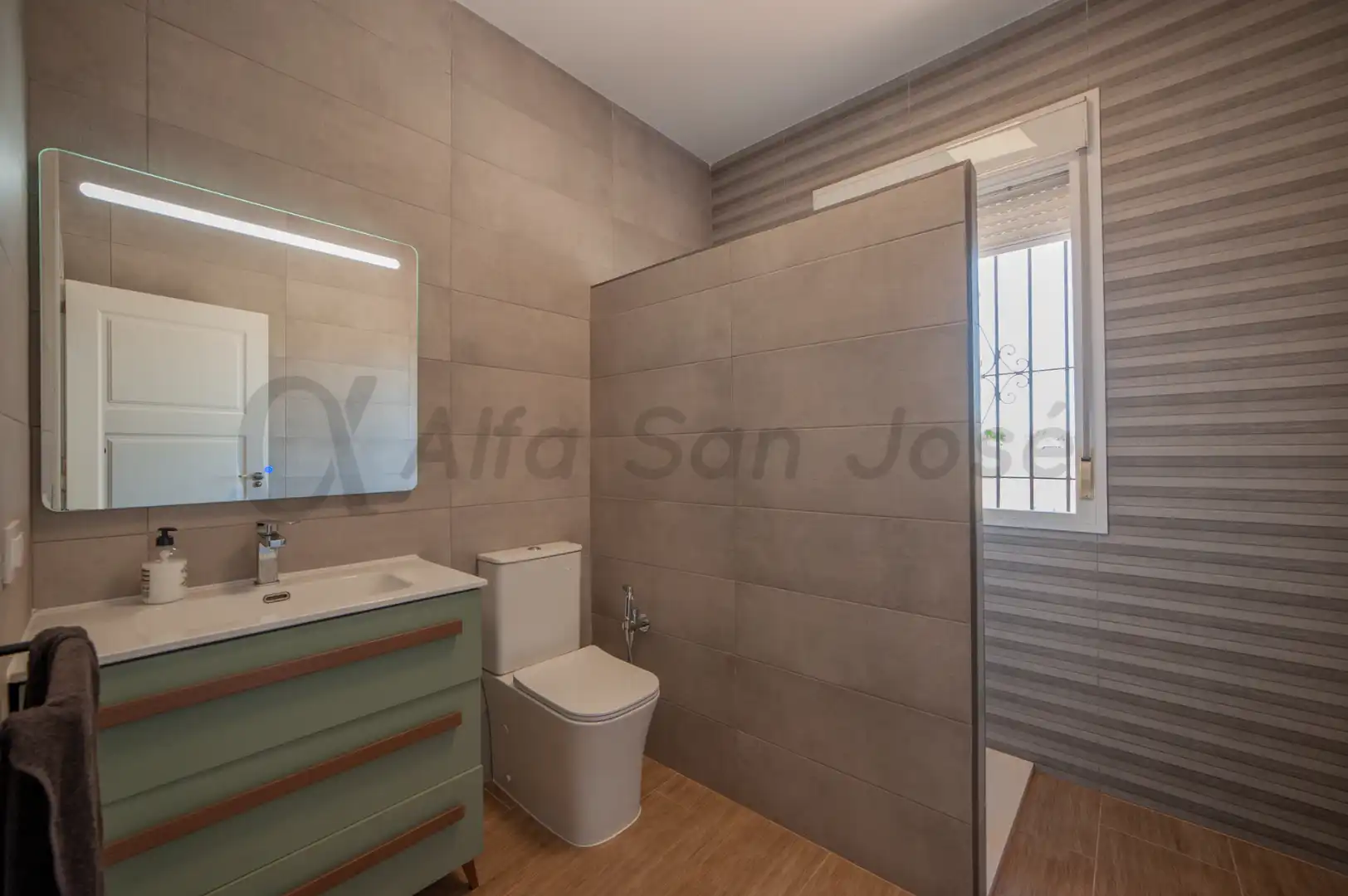 Bany de Casa o xalet en venda en La Rinconada amb Aire condicionat, Jardí privat i Piscina