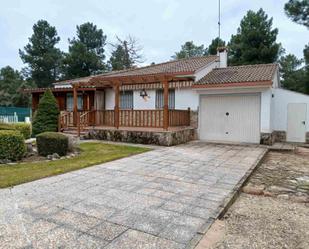 Vista exterior de Casa o xalet en venda en Marugán amb Jardí privat, Terrassa i Traster