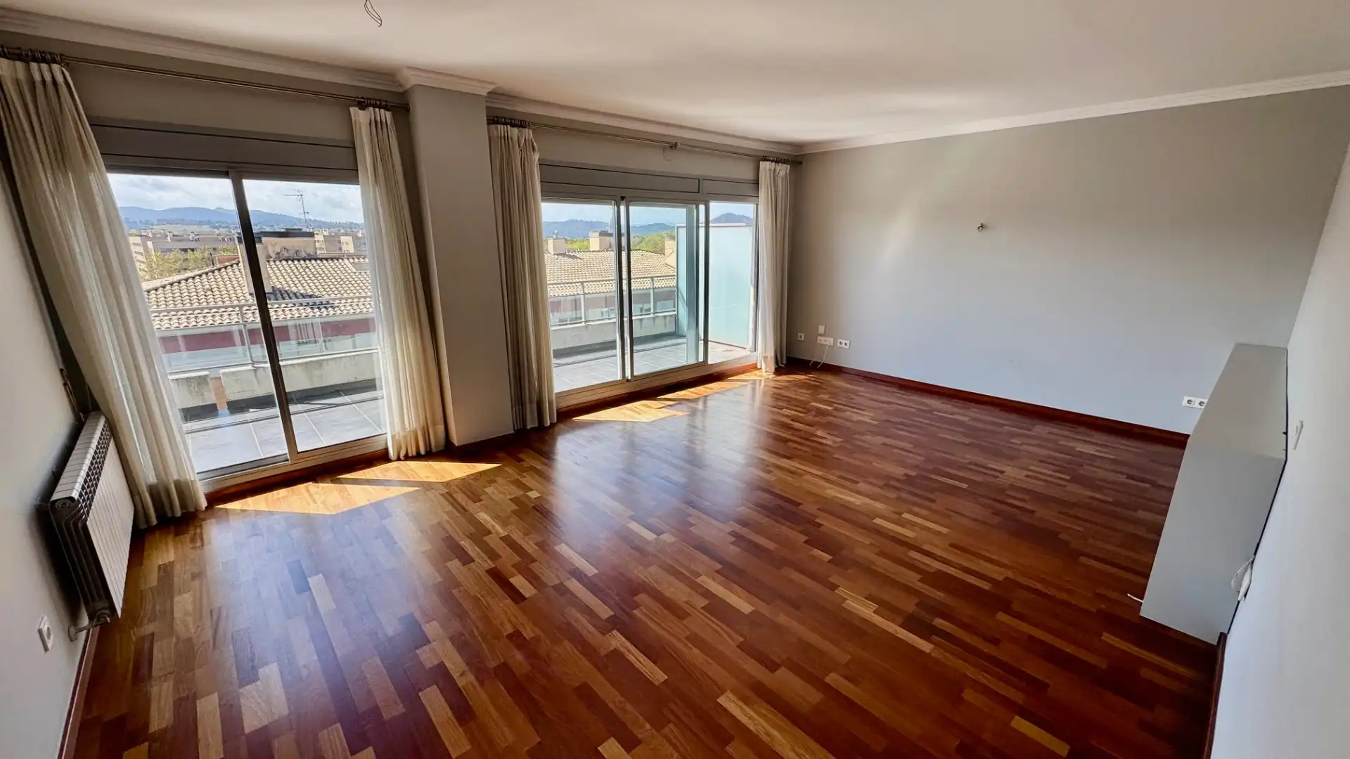 Sala d'estar de Àtic de lloguer en Sant Cugat del Vallès amb Calefacció, Parquet i Terrassa