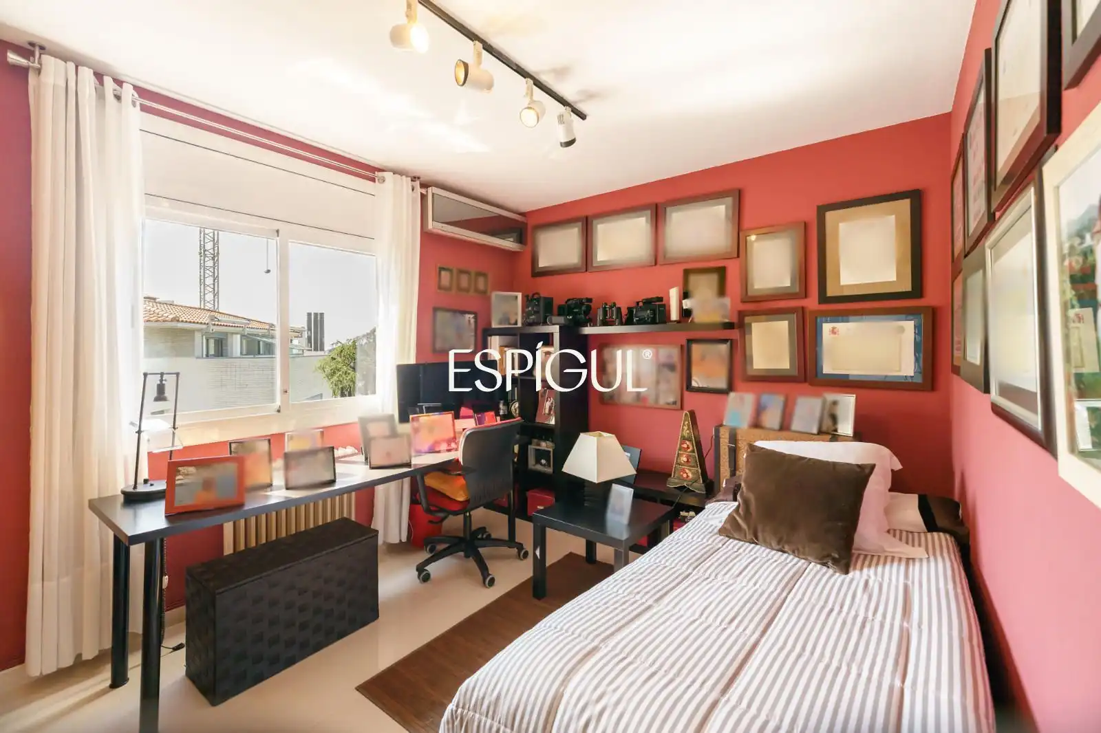 Habitación de Casa adosada en venta en Tiana con Aire acondicionado, Calefacción y Jardín privado